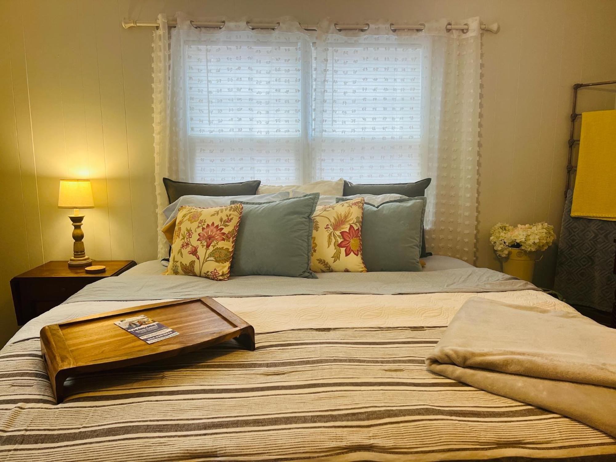 Mountain Lake Retreat - Hot Tub, Lake, Fire Pit, Wineries, Restaurant Harpers Ferry Extérieur photo